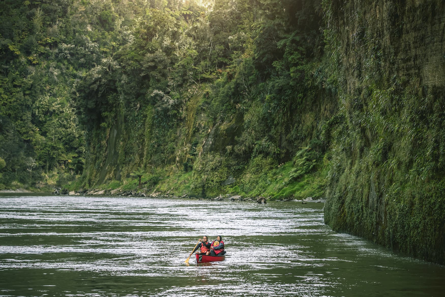 Kajakfahrer auf dem Whanganui-River in Neuseeland