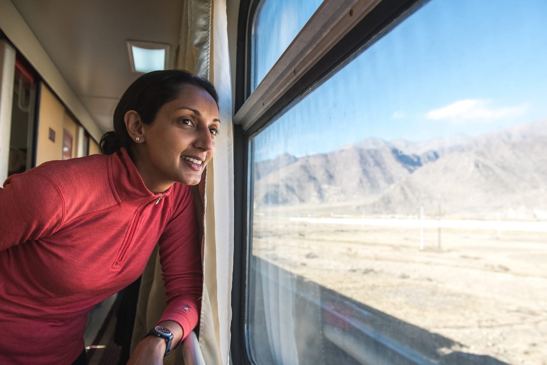 In 80 Zügen um die Welt: Autorin schaut aus Zugfenster auf die Landschaften in Lhasa, Tibet