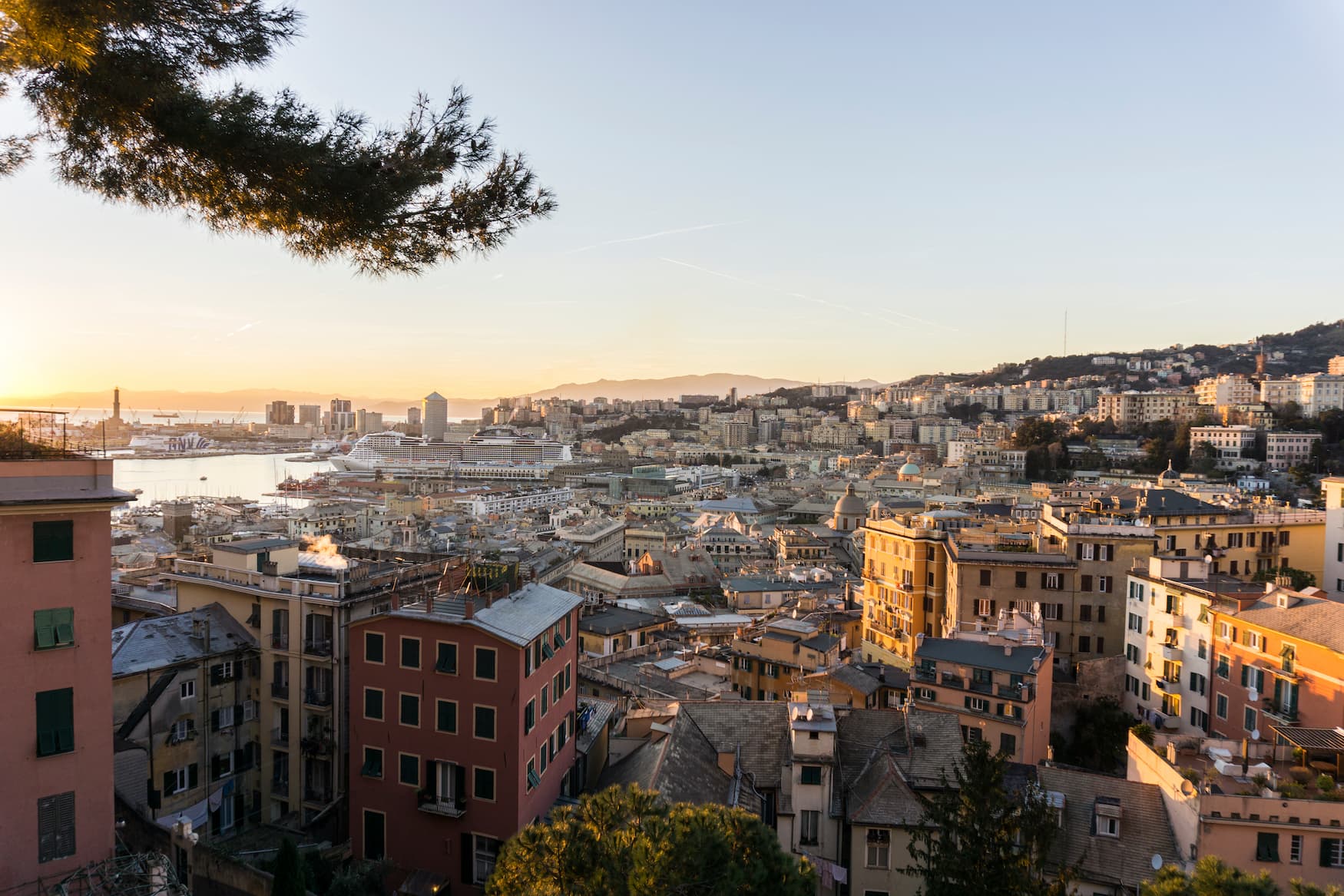 Aussicht über Genua bei Sonnenuntergang 