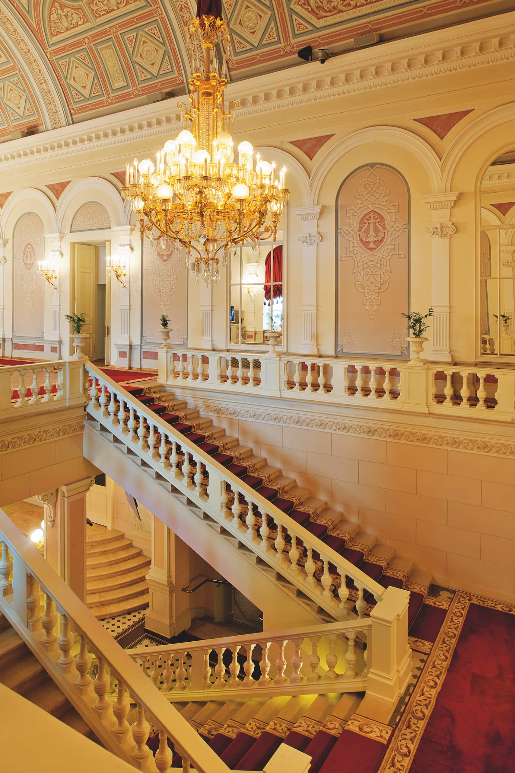 Treppenstufen im Inneren des edeln Bolschoi-Theater-Theaters in Moskau, einem der schönsten Opernhäuser weltweit
