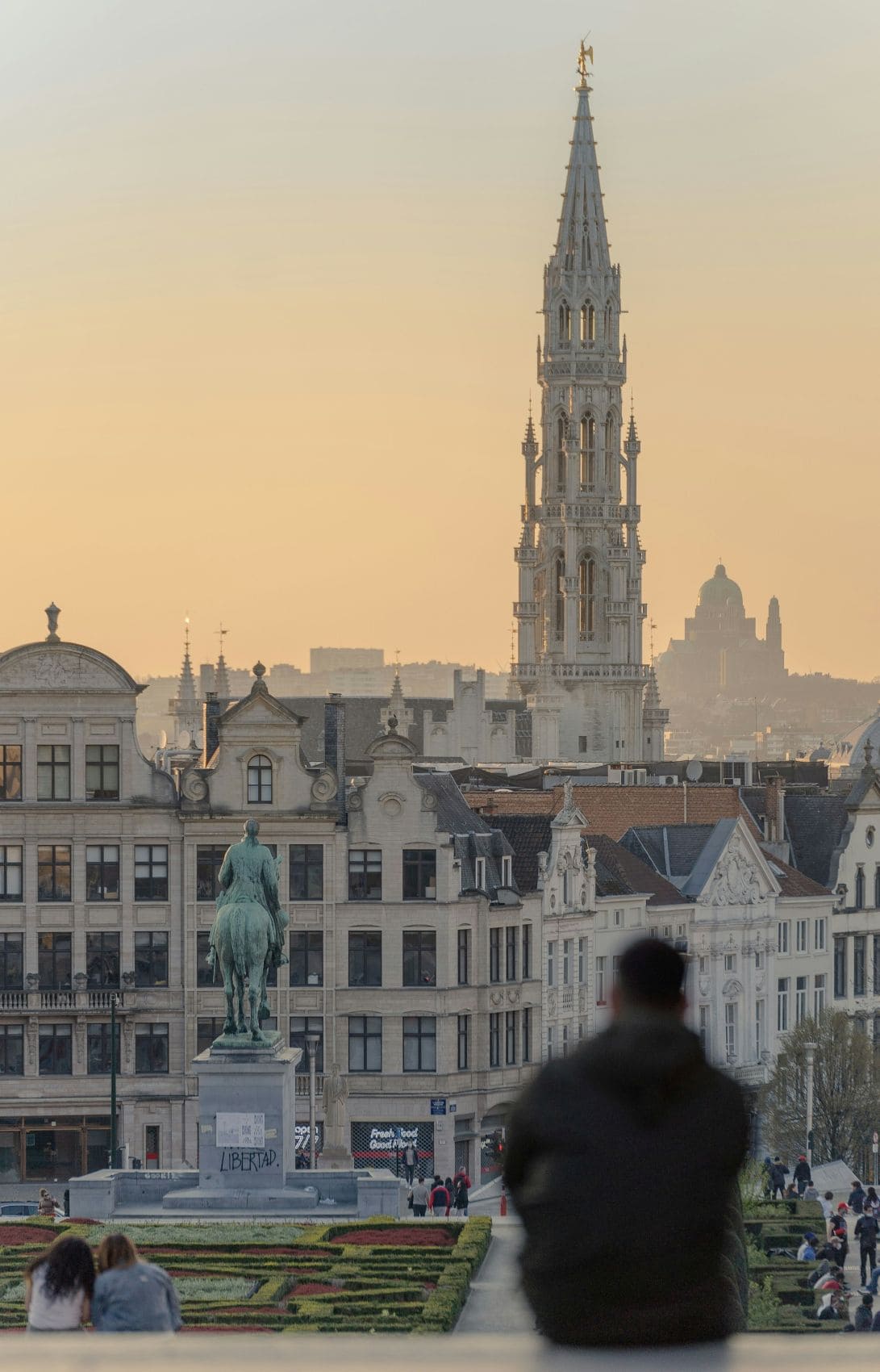 Mann genießt Aussicht vom Blanc des Arts in Brüssel 