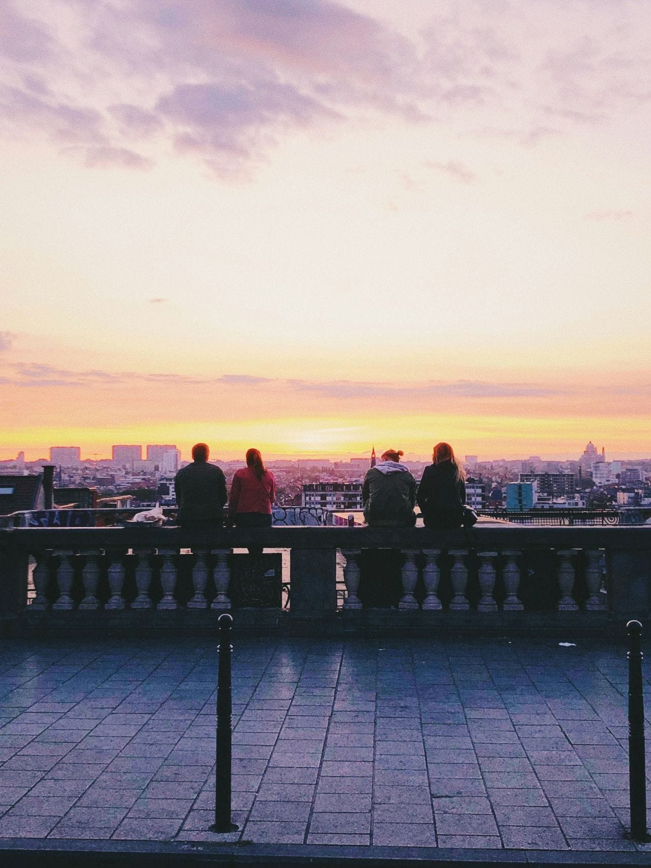 Junge Leute genießen Aussicht am Place Poelaert in Brüssel