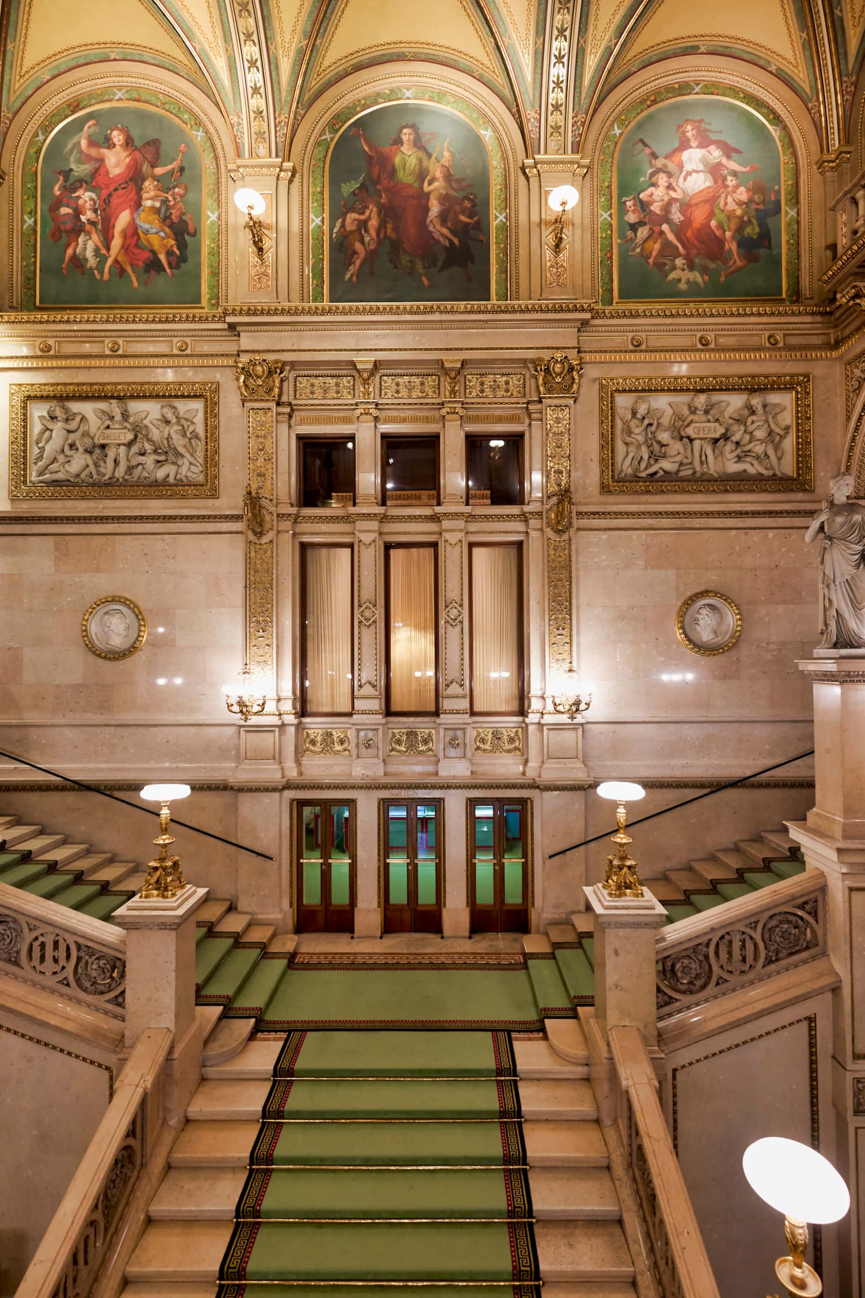 Treppenaufgang in der Wiener Staatsoper