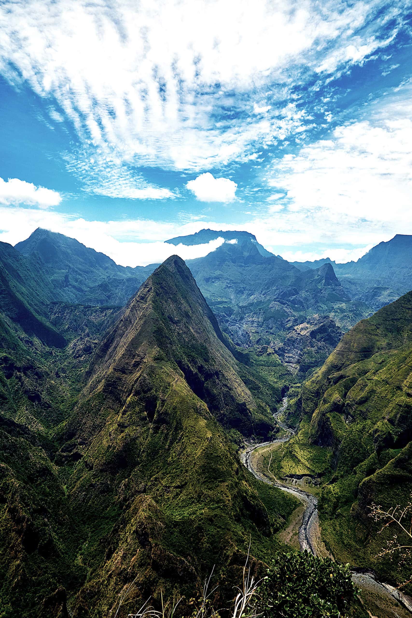 Montagne Mafate auf Insel in Afrika bei sonnigem Wetter