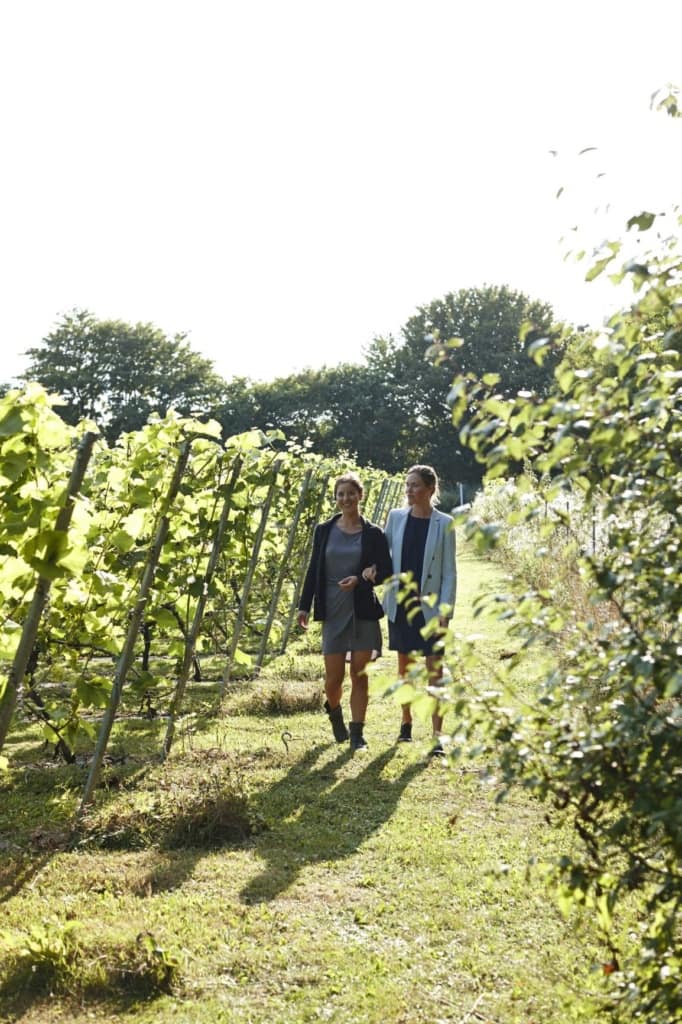Zwei Frauen laufen durch ein Weingut auf der Insel Fünen 