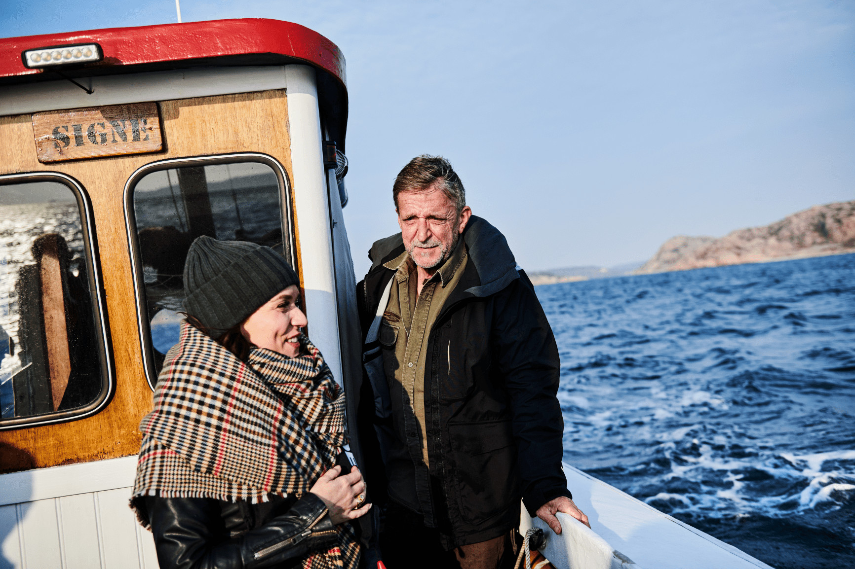 Frau begleitet Fischer auf seinem Kutter in Schweden
