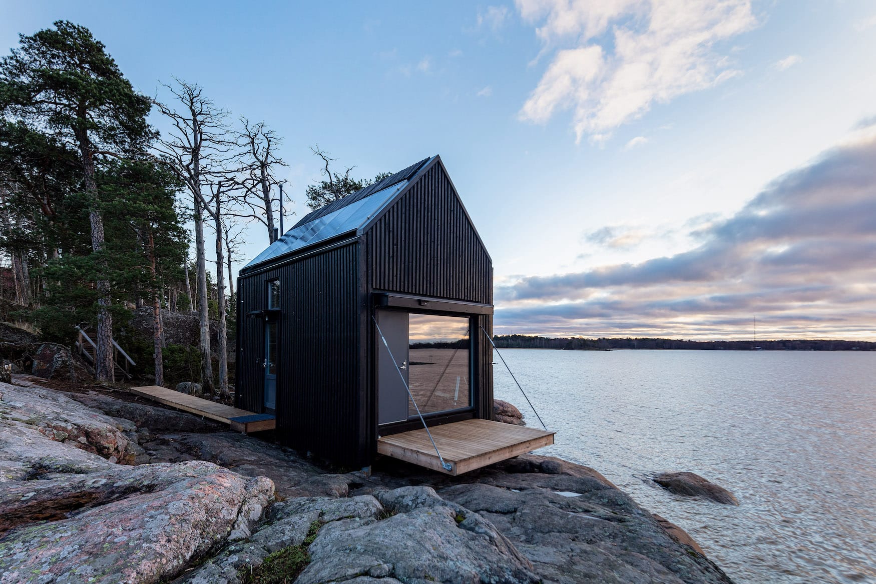 Holzhütte eines Hotels in Finnland an der Küste bei Helsinki