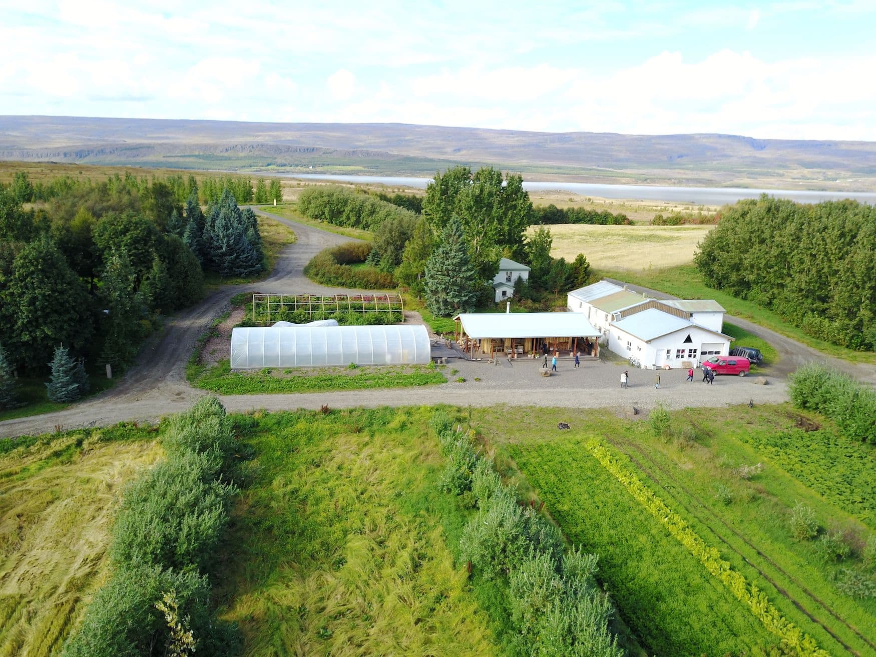 Biobauernhof Móðir Jörð auf Island, aufgenommen mit einer Drohne