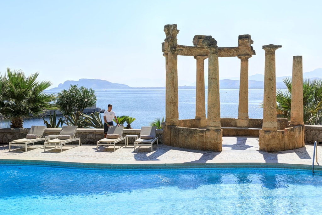 Pool mit Artefakt und Sonnenliegen