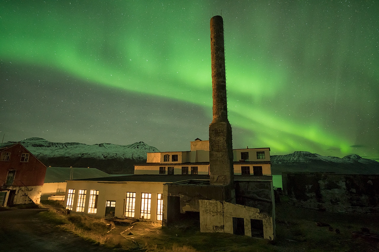 Nordlichter über dem Hotel Djúpavik, einer Unterkunft für Touristen in einer ehemaligen Heringsfabrik auf Island