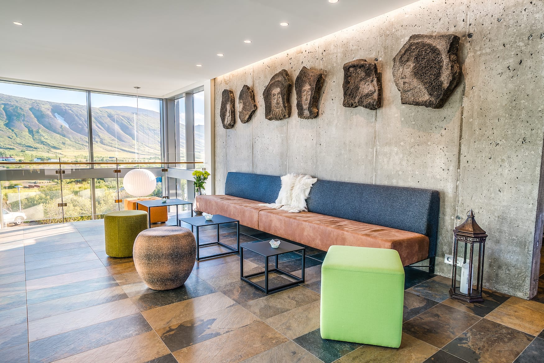 Lobby im Hotel Húsafell in Westisland; Durch eine breite Glasfront geht der Blick auf die umliegenden Fjorde