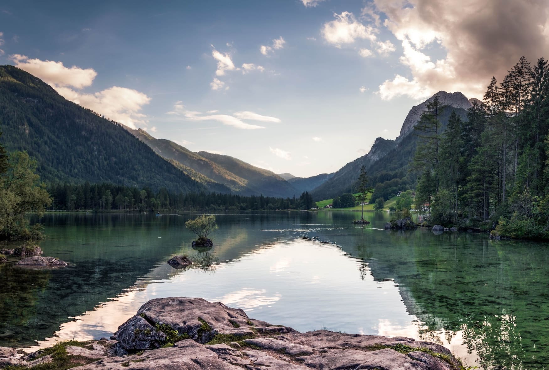 Malerischer Hintersee im Berchtesgadener Land