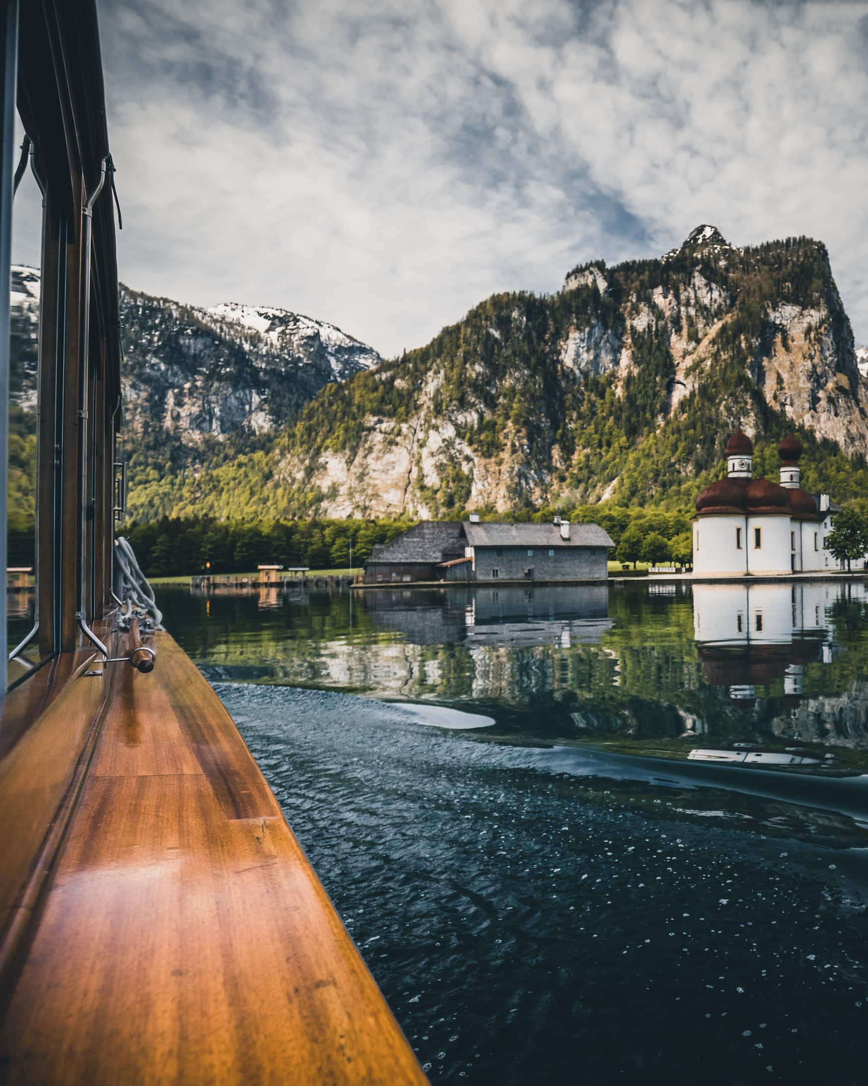 Eine Bootsfahrt über den Königssee in Bayern