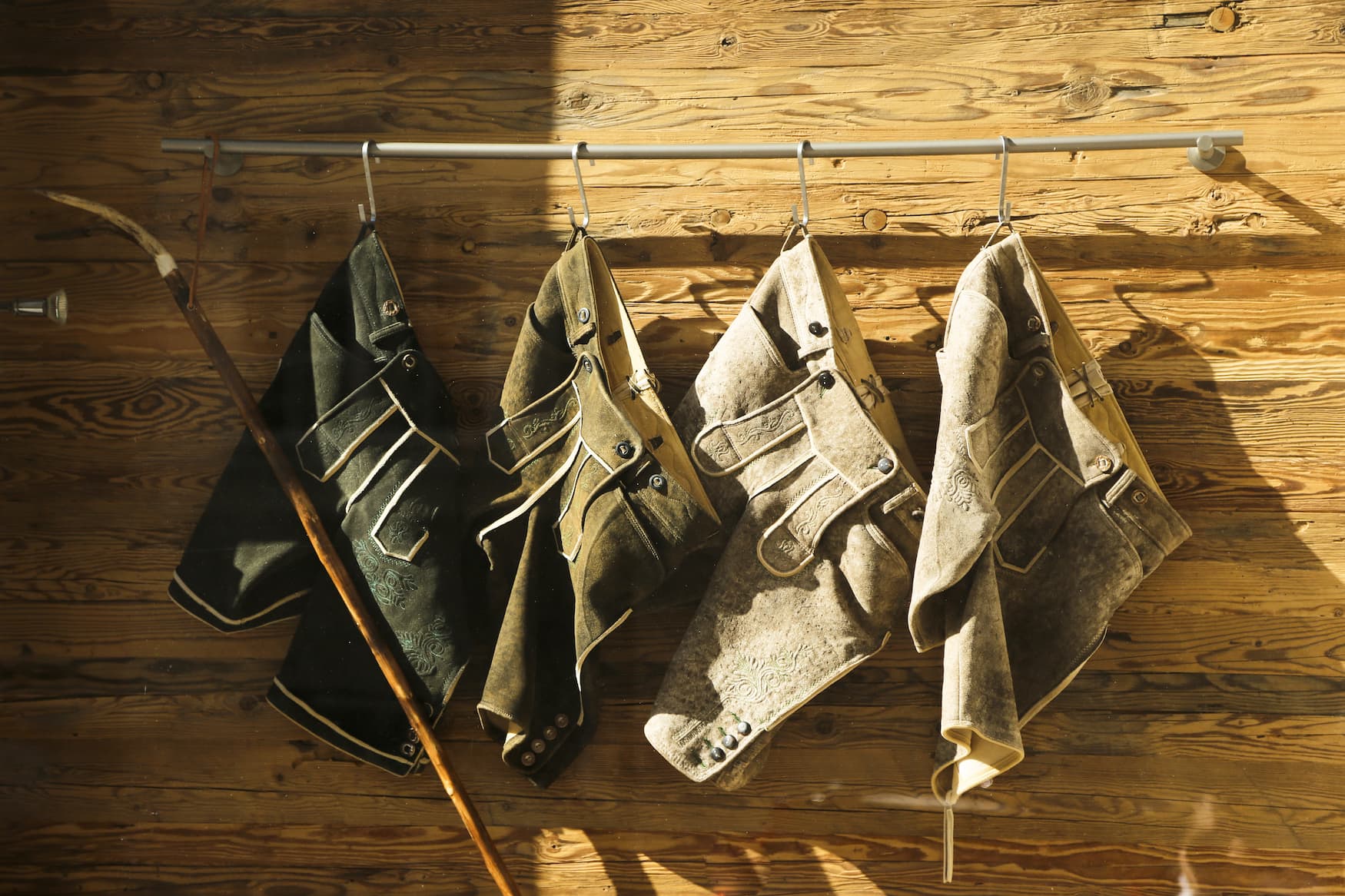 Lederhosen hängen vor einem Geschäft