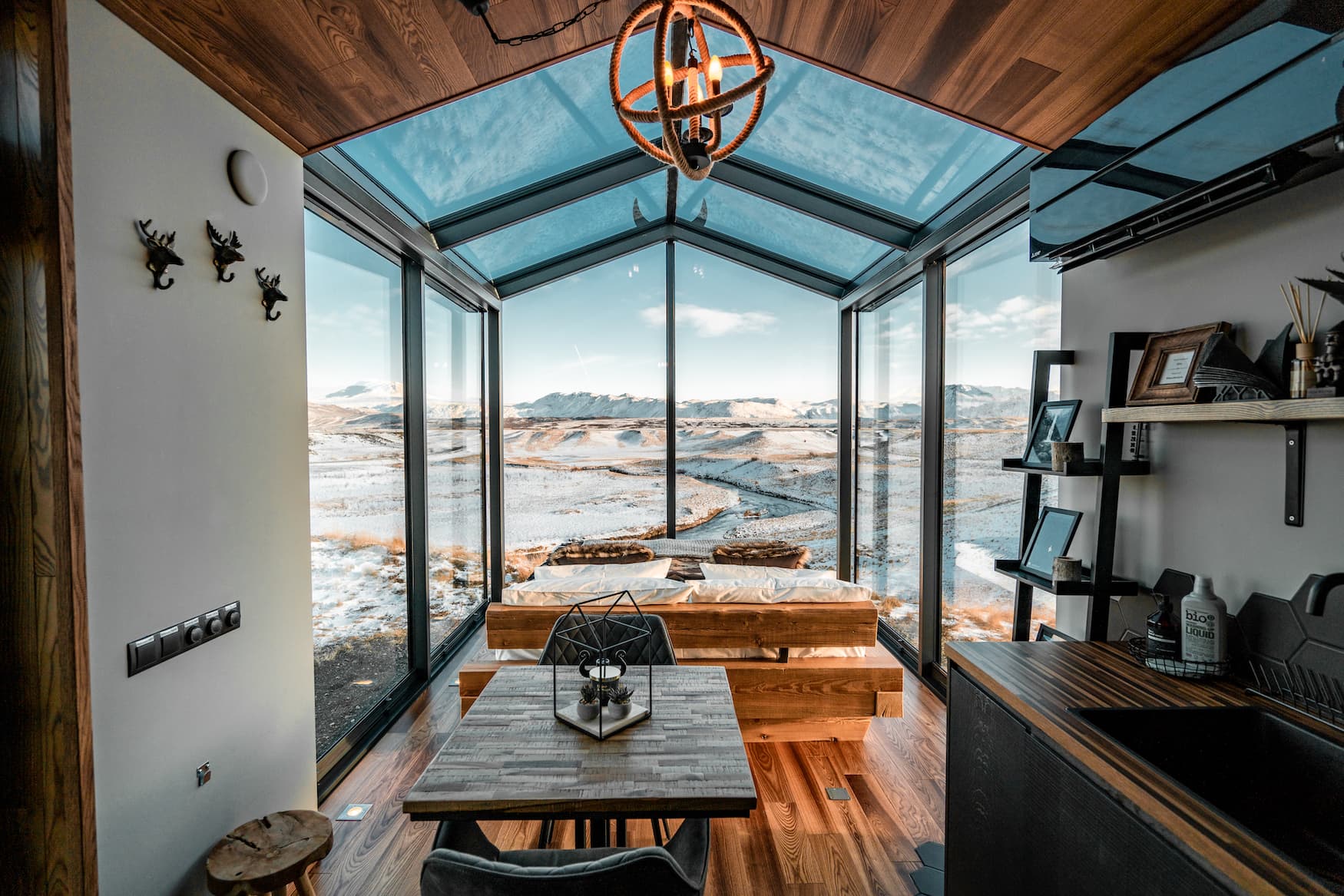 Ausblick aus der Panorama Glass Lodge auf die rauen Landschaften Islands