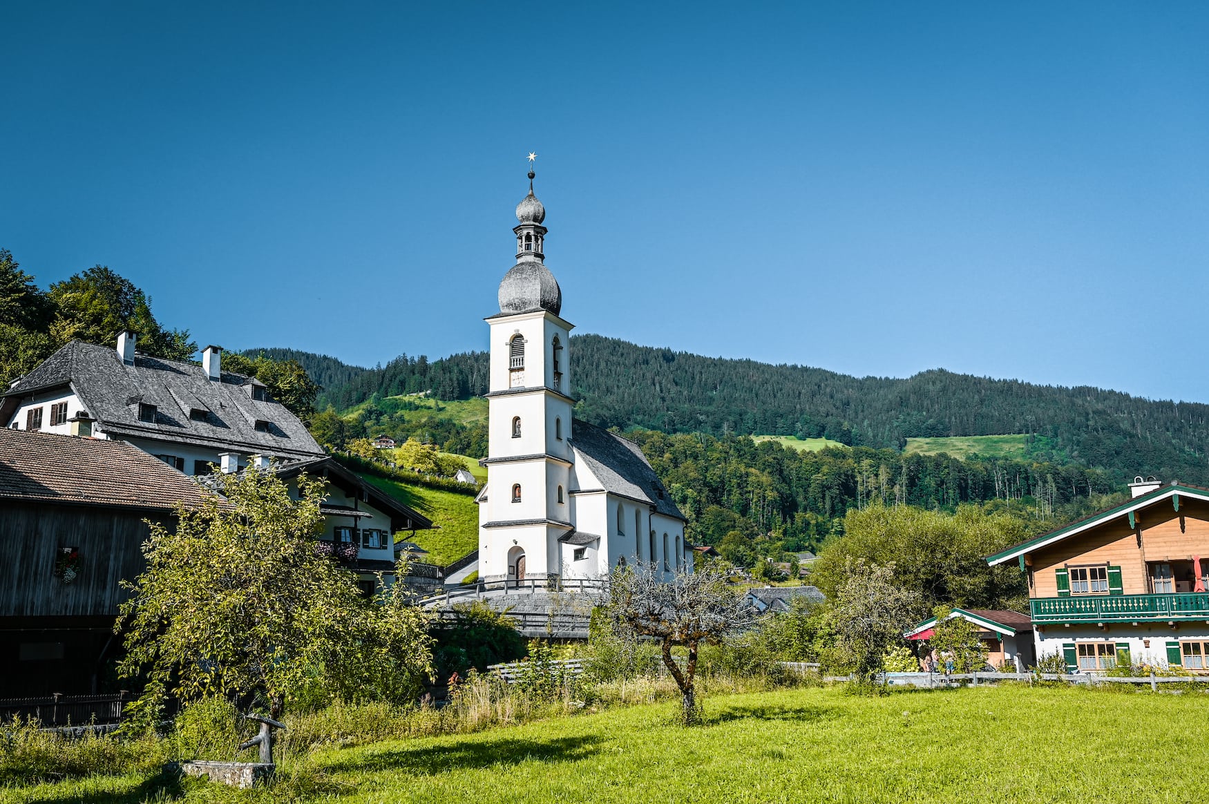 Pfarrkirche St. Sebastian im Dorf Ramsau in Bayern