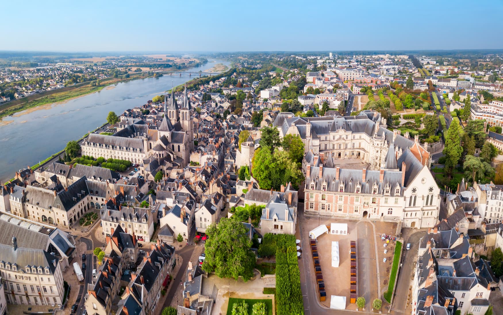 Das Schloss Blois in der gleichnamigen Stadt im Loire-Tal, von oben aufgenommen