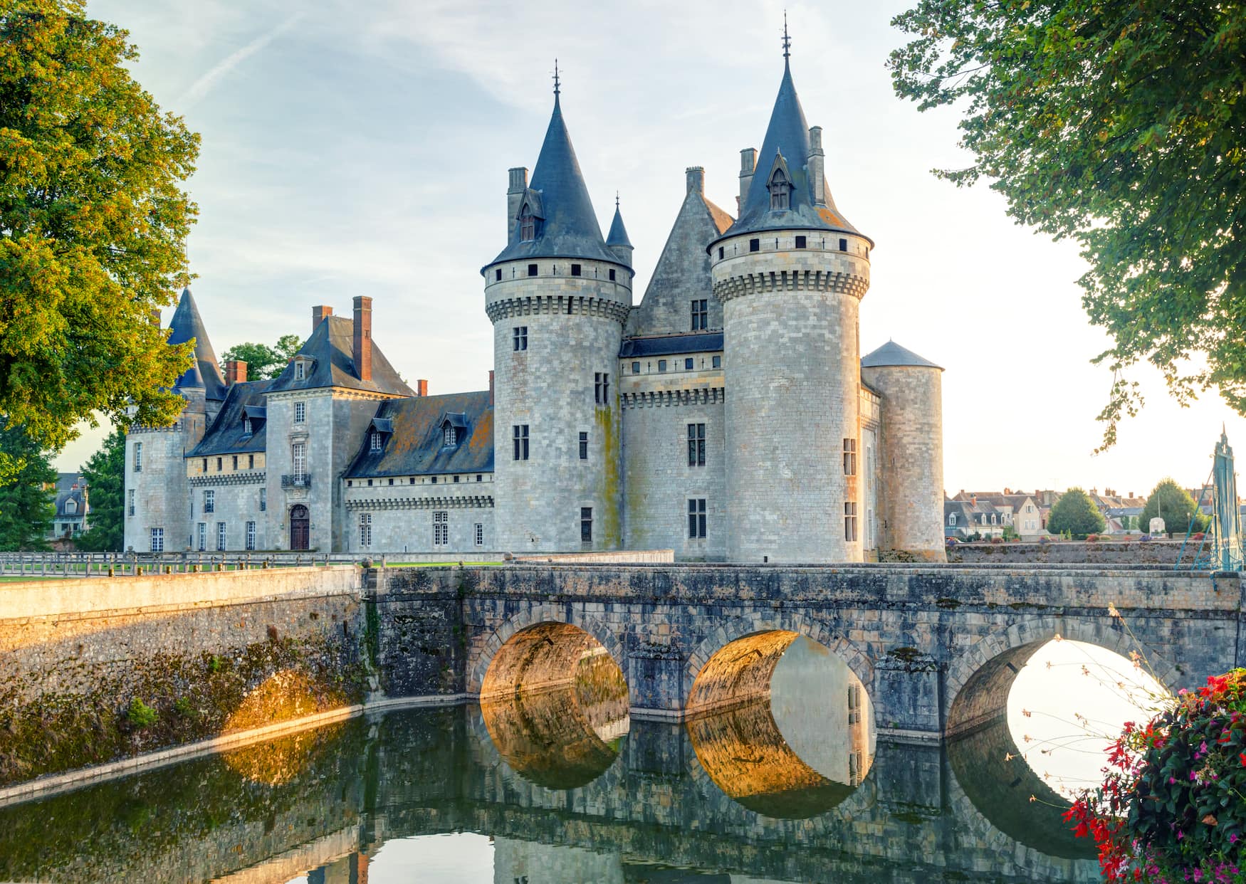 Mittelalterliches Schloss Sully in Frankreich