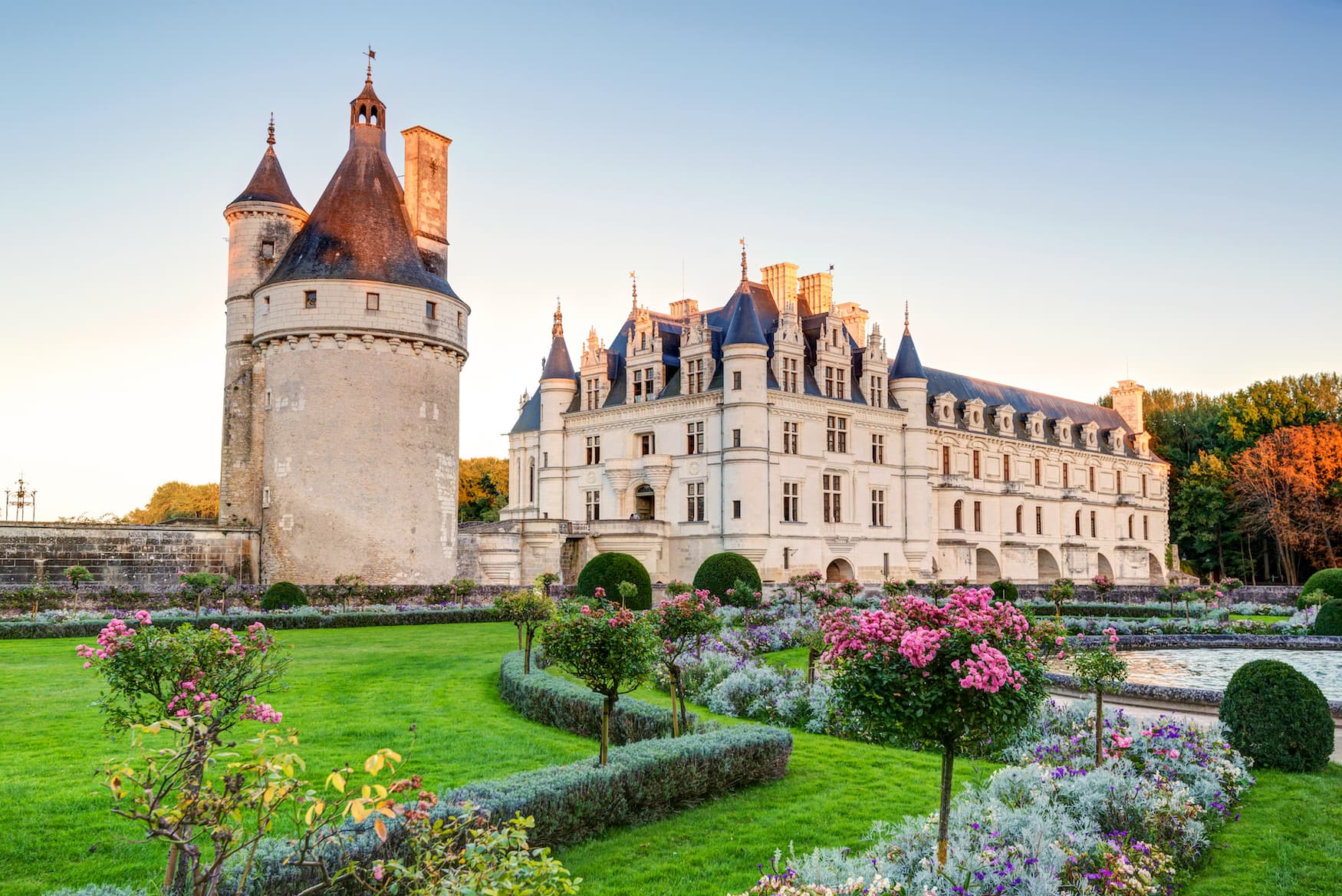 Schlossgarten im Abendlicht am Wasserschloss Chenonceau