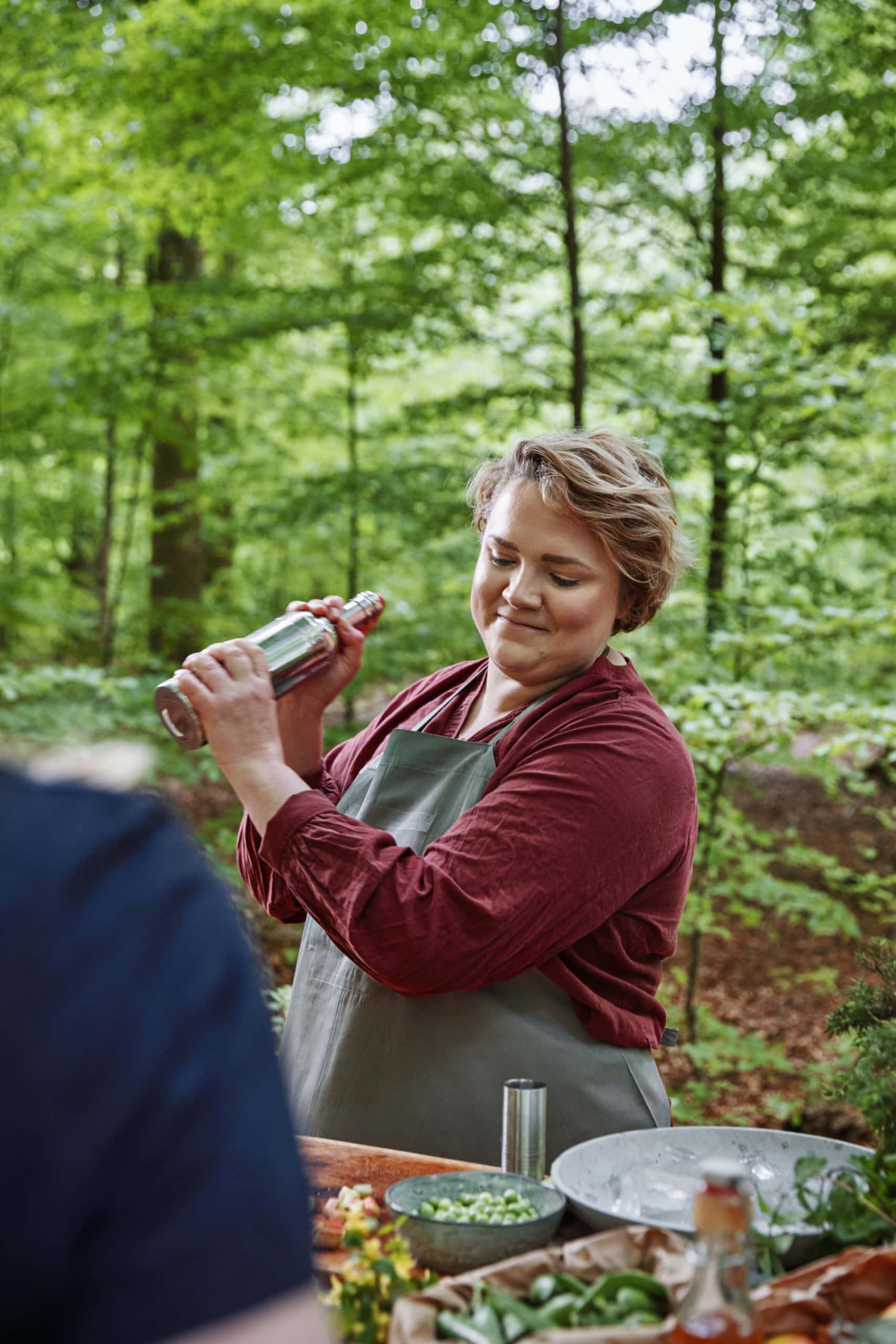 Schwedische Sommelier Rebecca Lithander mischt Cocktails in der freien Natur