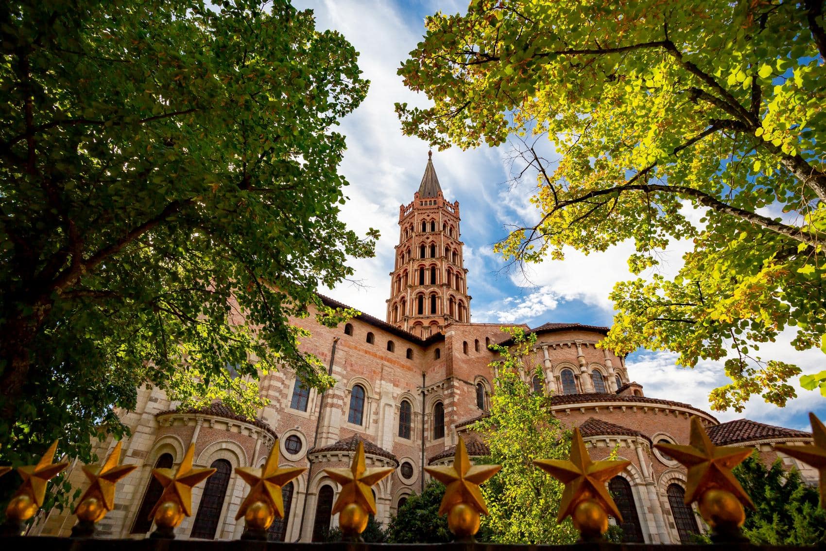 Basilika Saint-Sernin in Toulouse von außen 