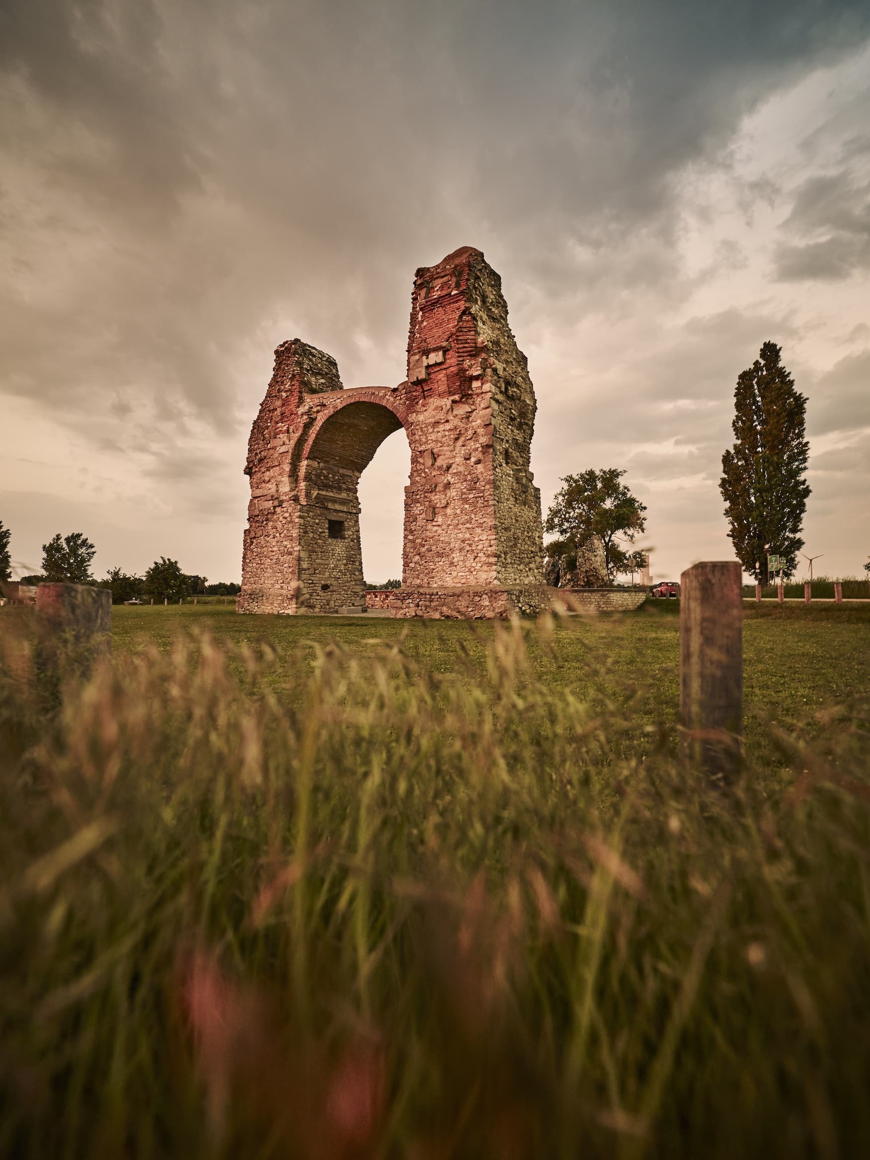 Carnuntum - Stein-Denkmal während Sonnenuntergang