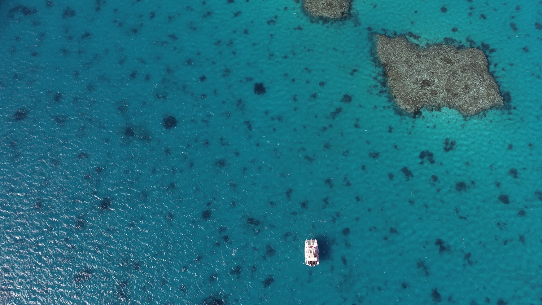 Yacht zwischen den Atollen der Lady Musgrave Island in Australien