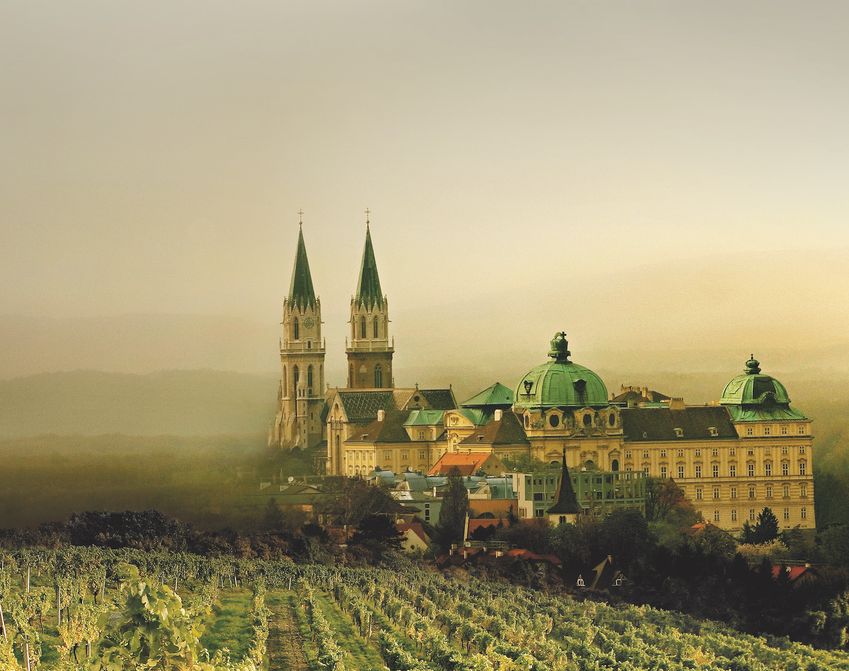 Stift Klosterneuburg im Nebel