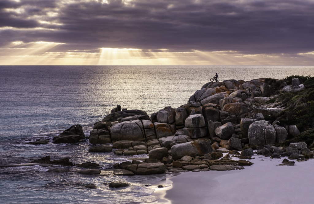 Die Bay of Fires ist eine Bucht an der nordöstlichen Küste Tasmaniens, die sich von der Binalong Bay bis zum Eddystone Point erstreckt.