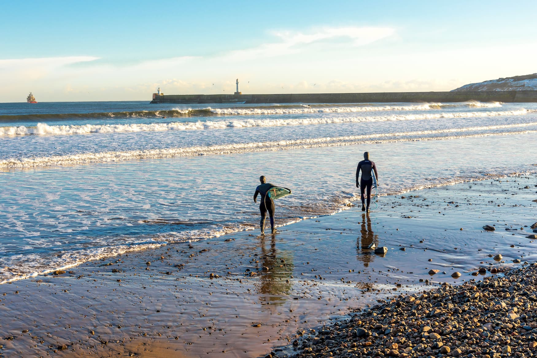 Surfer am Strand von Aberdeen in Schottland
