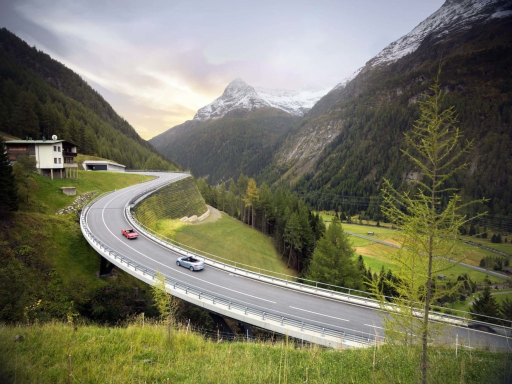 Autos fahren auf der Felbertauernstraße, einer Panoramastraße durch Österreich