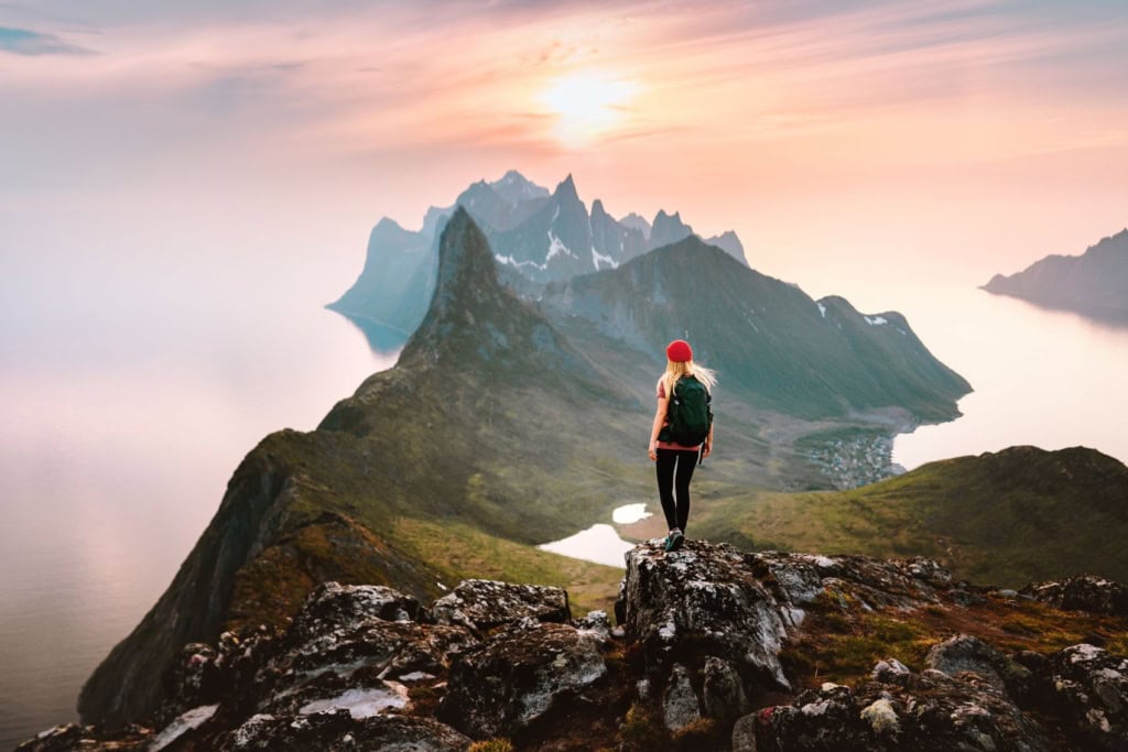 Frau genießt Ausblick beim Wandern auf Insel Senja in Norwegen