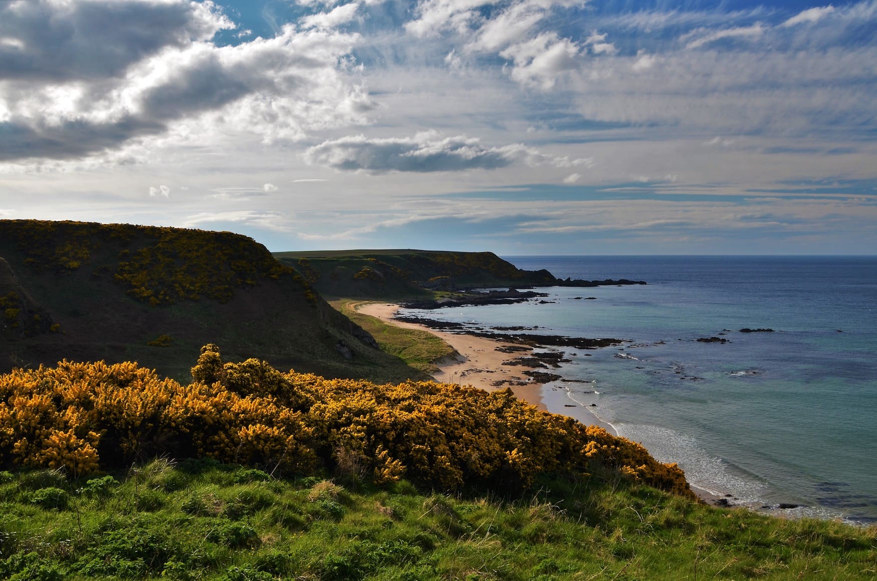 Klippen nahe Cullen Bay in Schottland