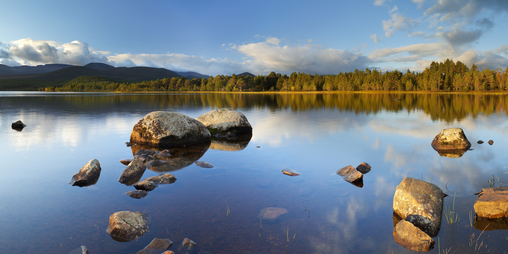 Ruhige Wasseroberfläche des Loch Morlich