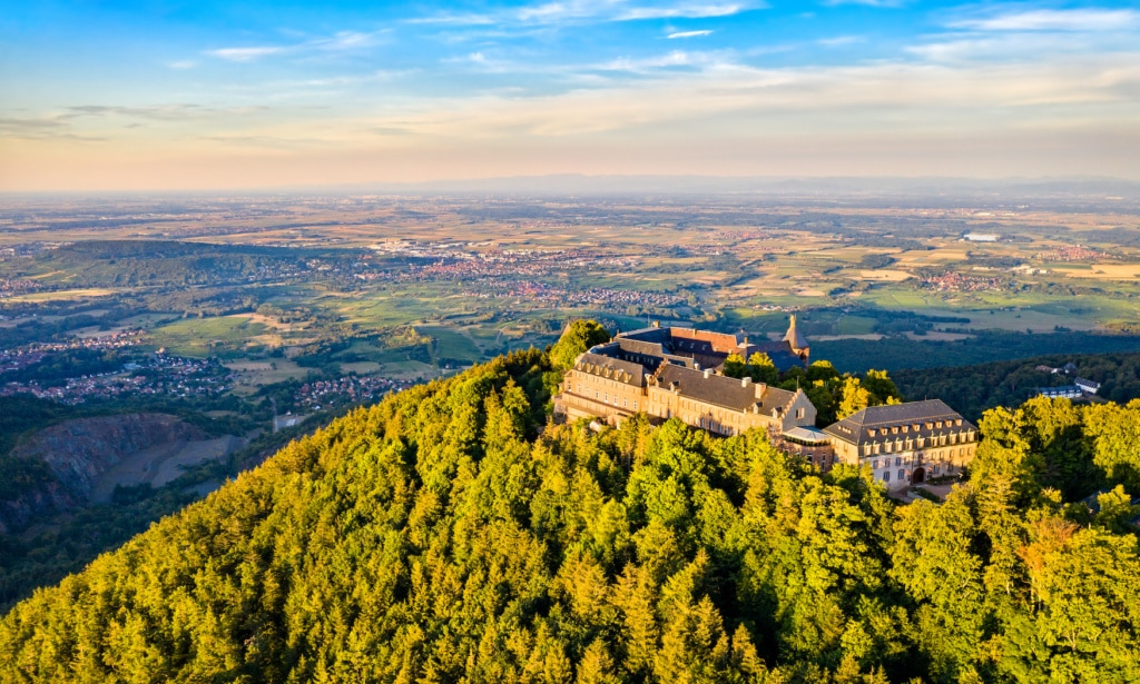 Blick auf eine Burg in den Vogesen im französischen Elsass