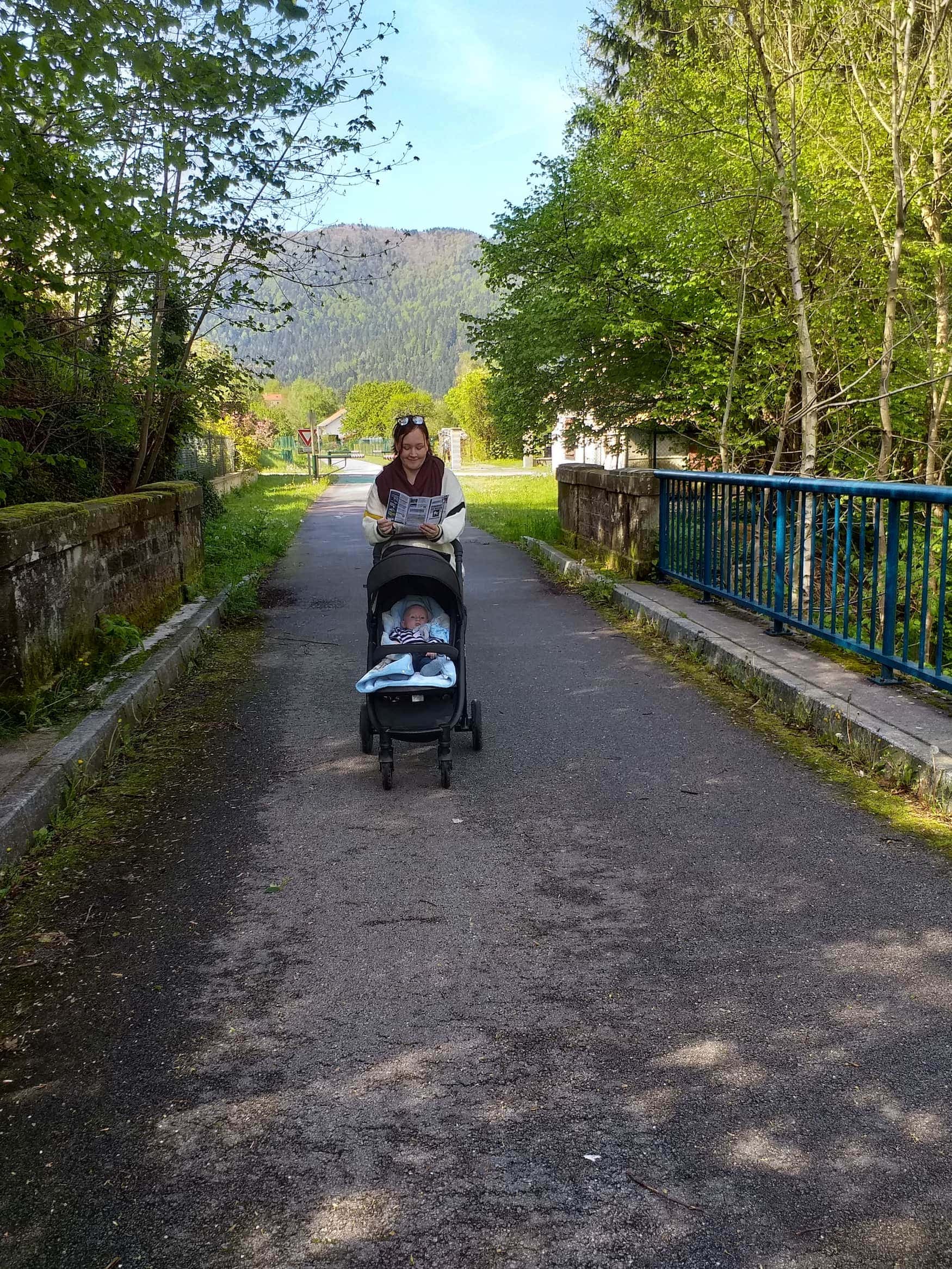 Frau spaziert mit Kinderwagen durch sie Vogesen in Frankreich