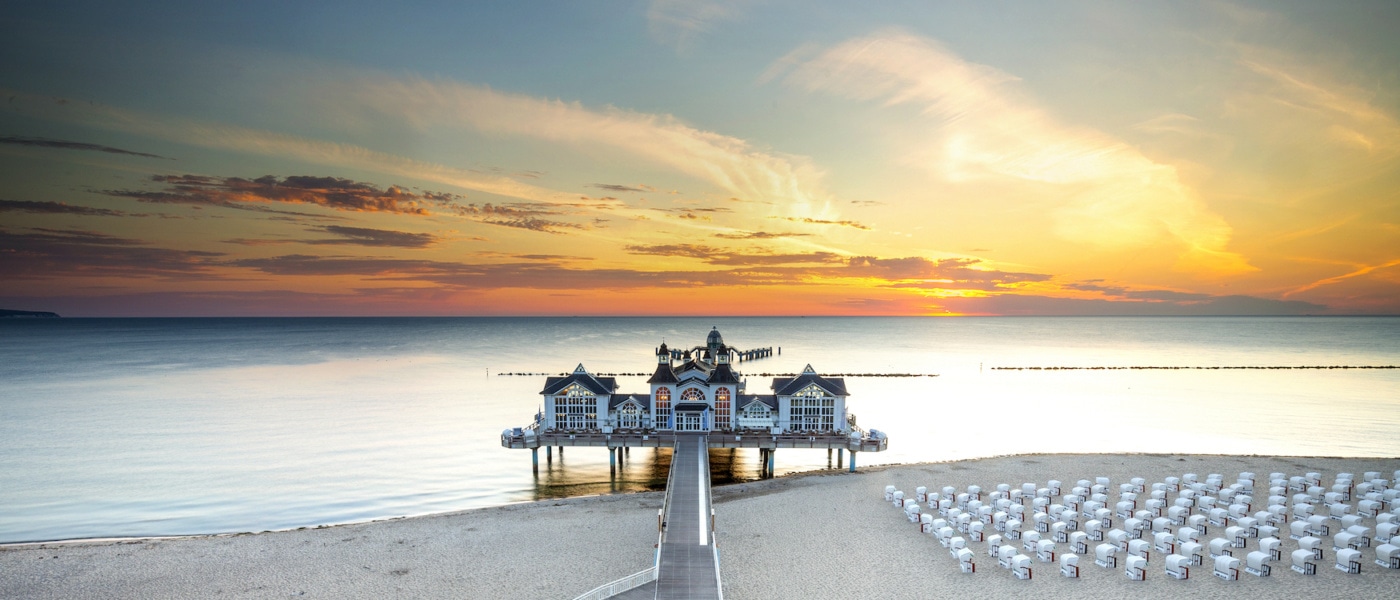 In romantischer Atmosphäre lässt es sich auf der Seebrücke im Ostseebad Sellin speisen. | hfox/ Adobe Stock