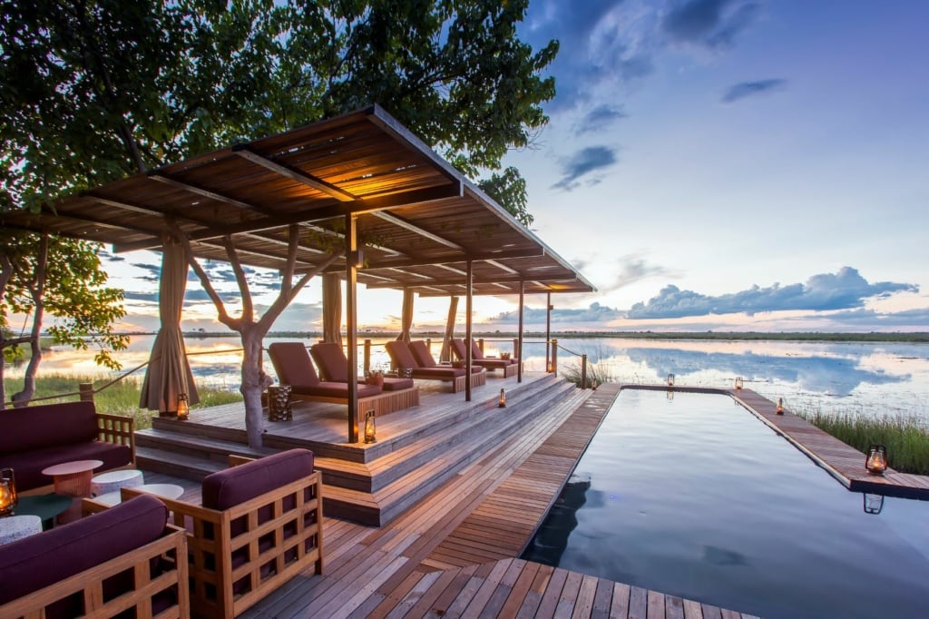 Terrasse des DumaTau Resorts in Botswana