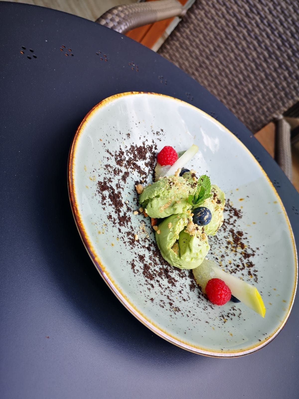 Avocado-Eis mit Melone serviert in einem Restaurant in Litauen