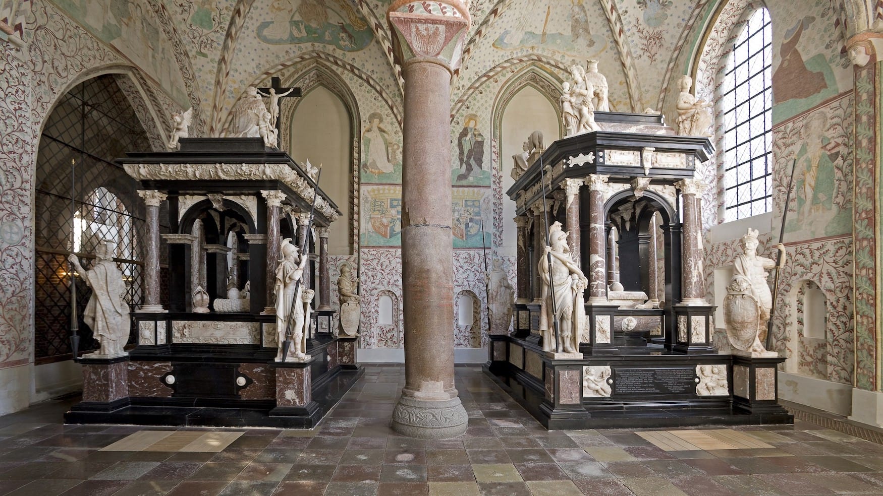 Gräber der Königinnen und Könige im Dom von Roskilde