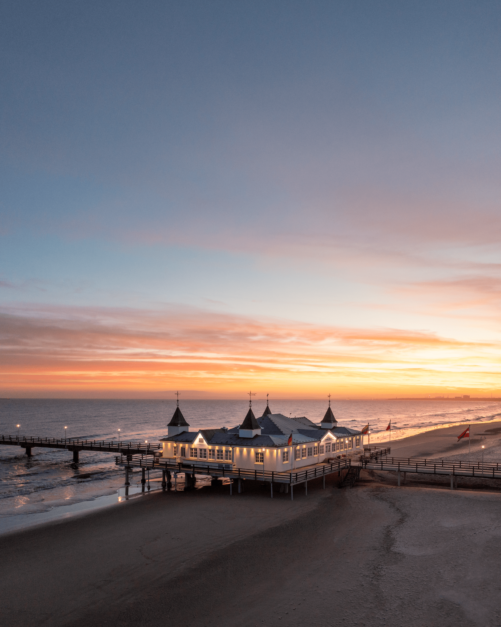 Sonnenaufgang an der Seebrücke in Ahlbeck, wo man die Bäderarchitektur in Mecklenburg-Vorpommern bestaunen kann