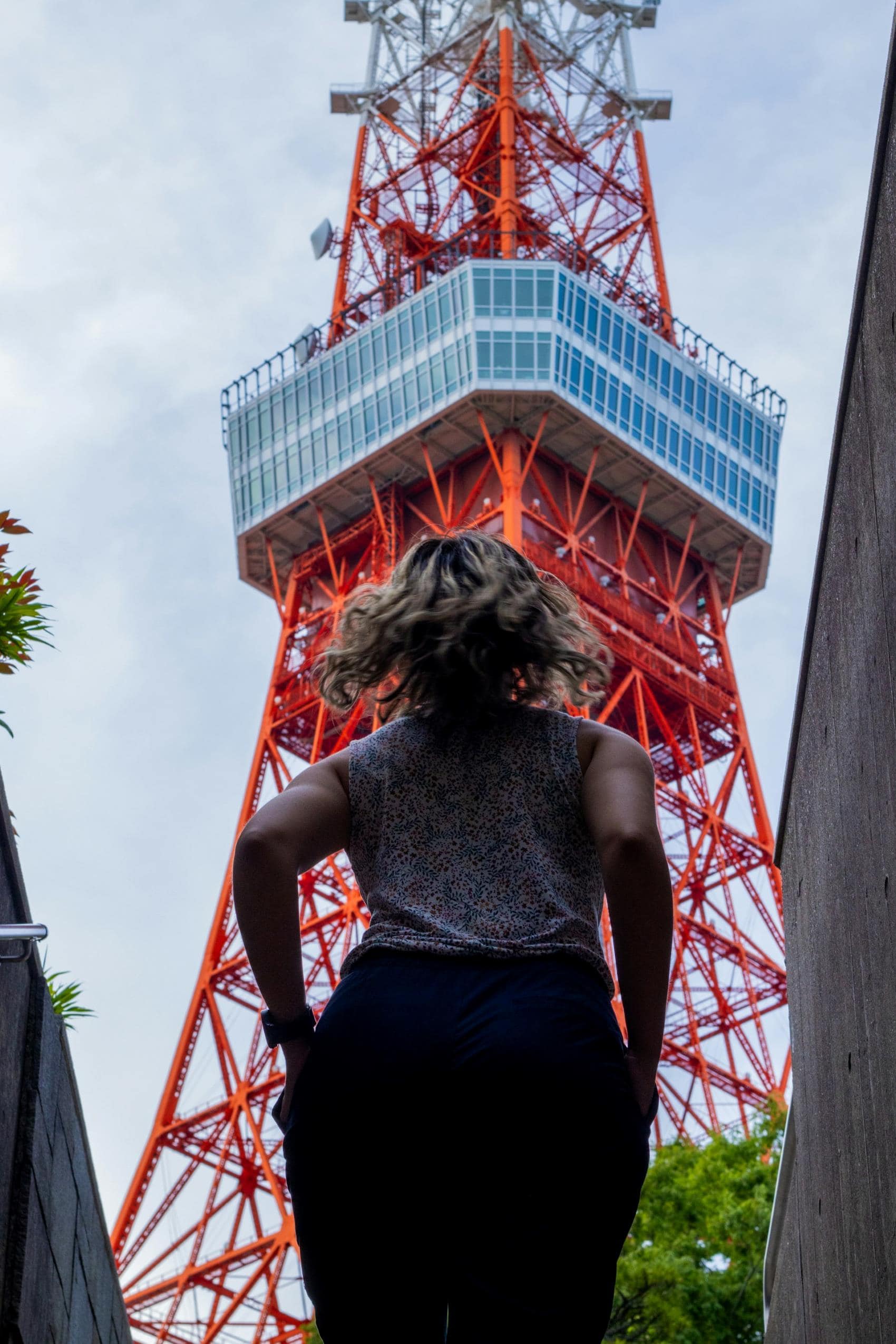 Frau steht vor Tokyo Tower