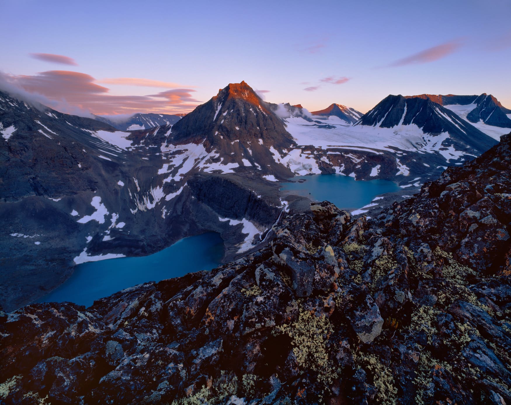 Blick auf den schwedischen Sarek-Nationalpark mit seinen Seen und schneebedeckten Bergen