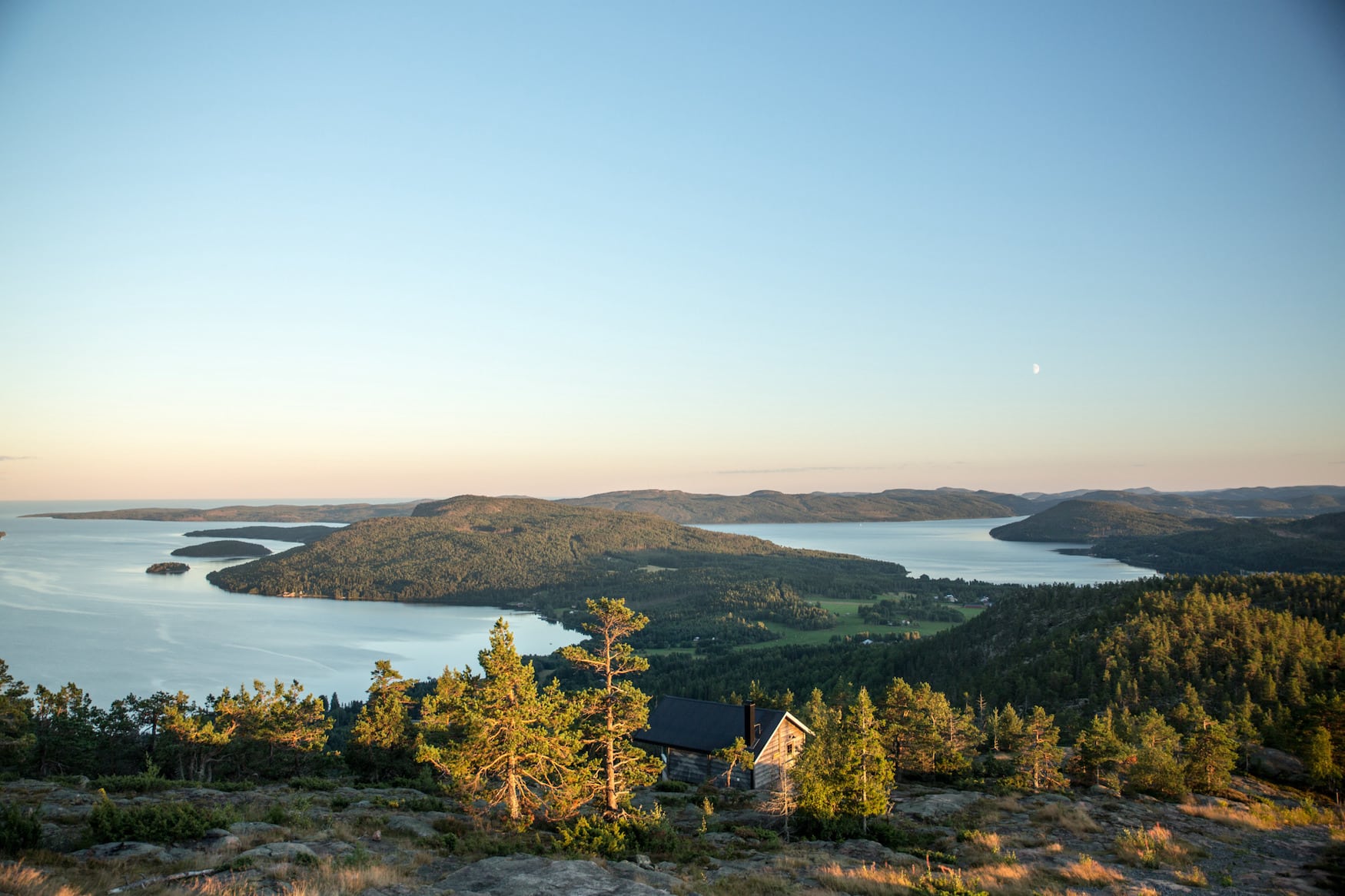 Blick über die vorgelagerten Inseln in Höga Kusten bei Sonnenuntergang
