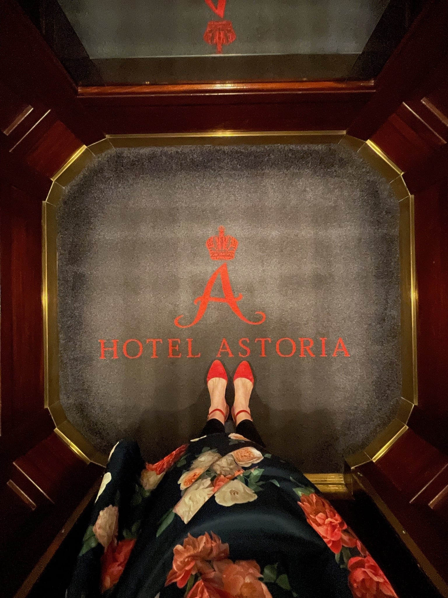 Rote Schuhe: Fotografiert im Hotel Astoria