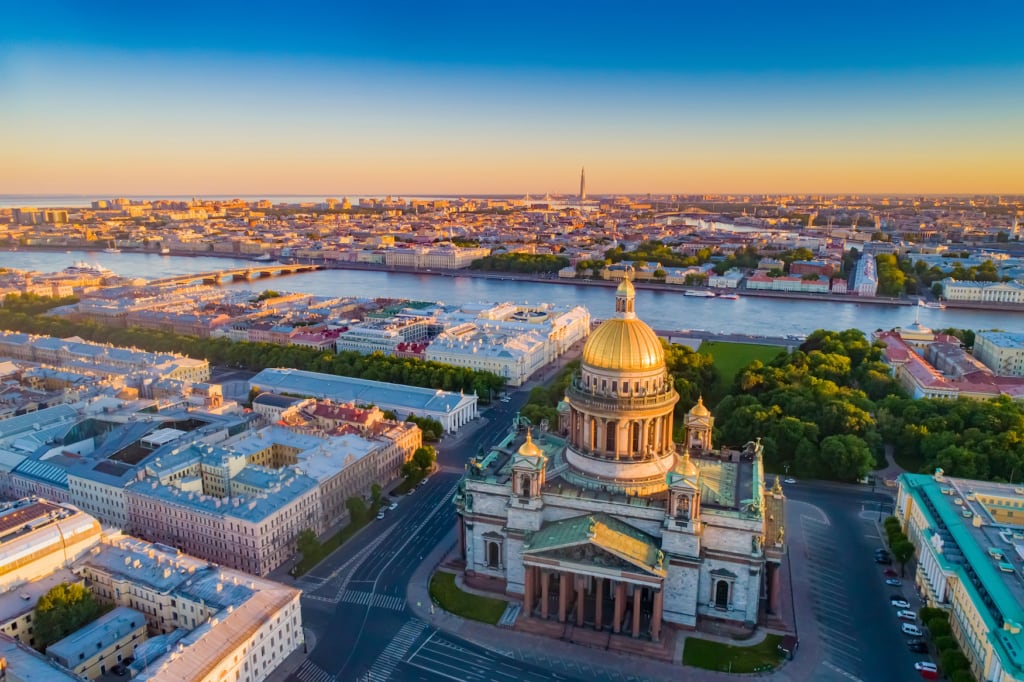 Isaakskathedrale bei Sonnenuntergang aus der Vogelperspektive