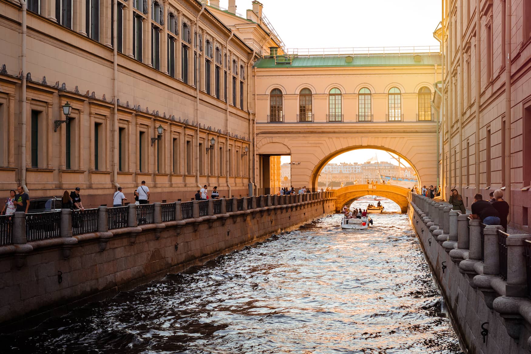 Eine Bootstour entlang der Kanäle von St. Petersburg bei Dämmerung