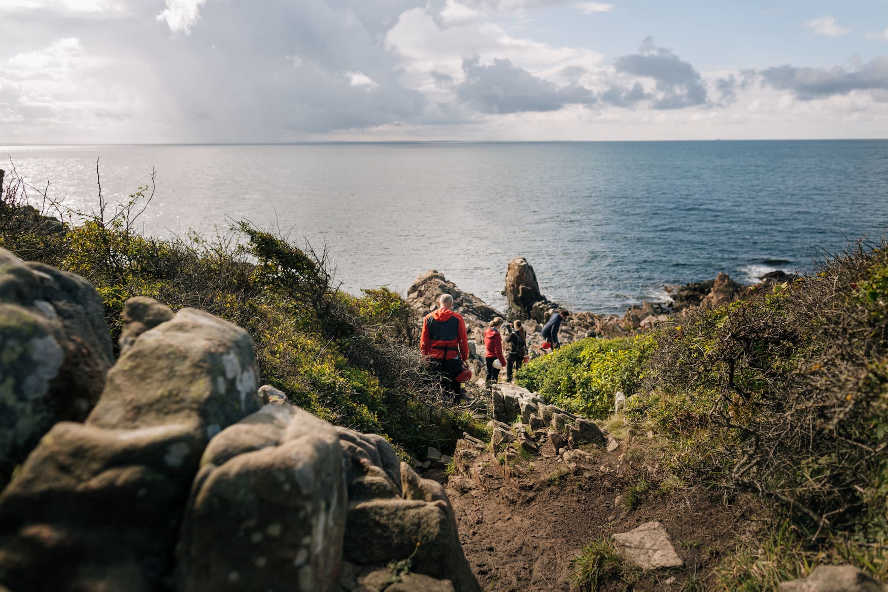 Menschen wandern im Naturreservat Kullaberg