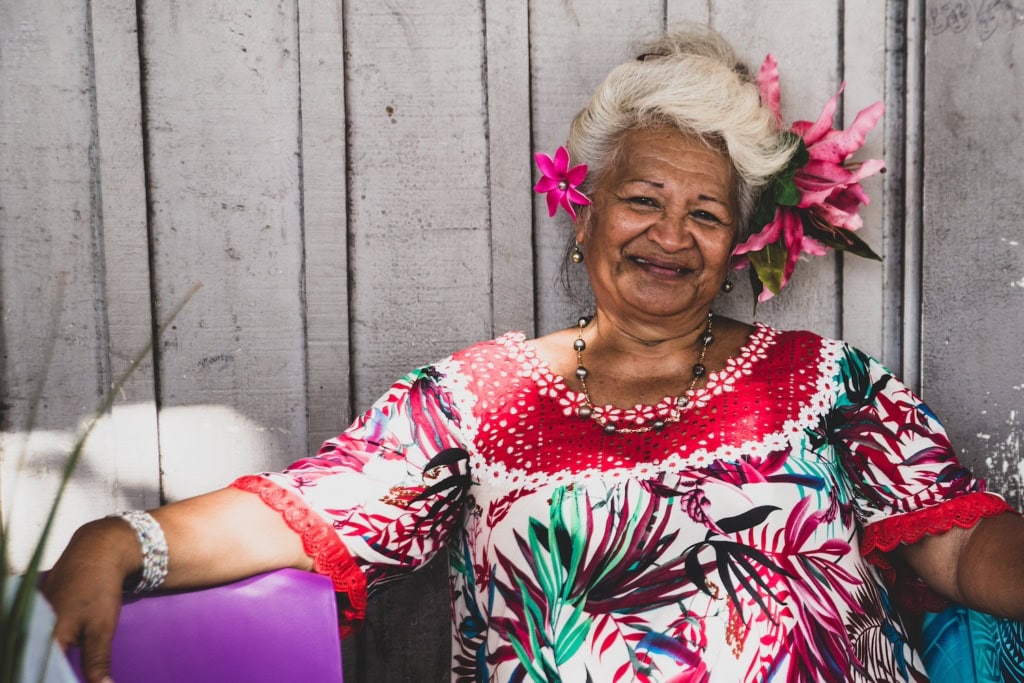 Frau in Tahiti auf dem Markt