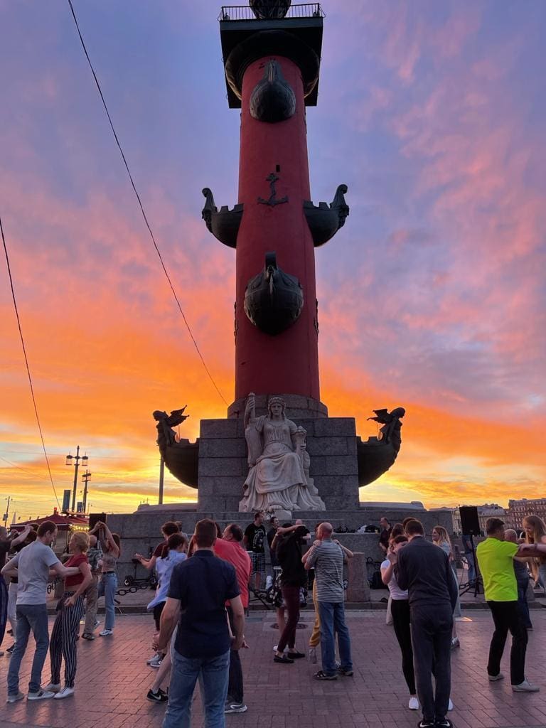Salsa-Tanzen bei Sonnenuntergang auf der Wassili-Insel in St. Petersburg